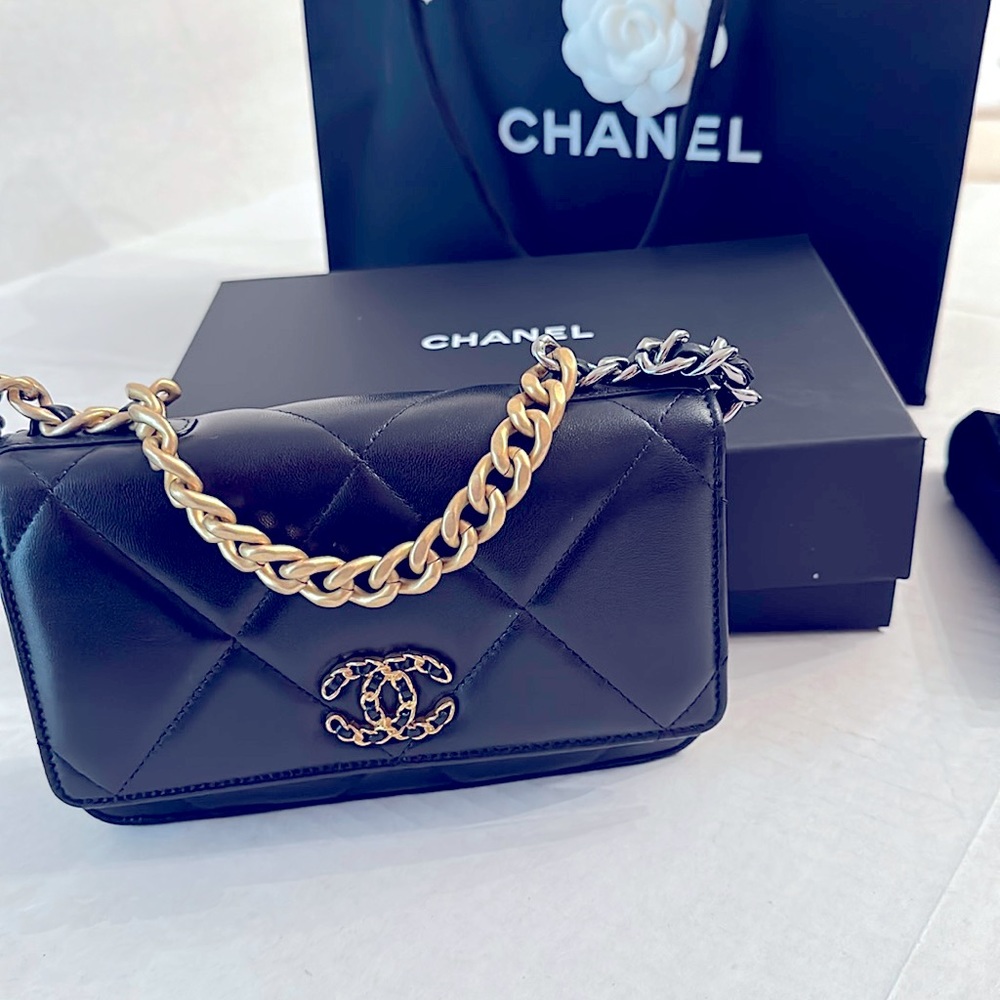 Pristine condition Lambskin Quilted Chanel 19 Wallet On Chain Black complete set